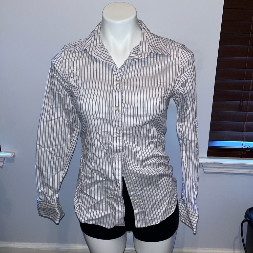 Banana Republic non-iron fitted long sleeve button down tee